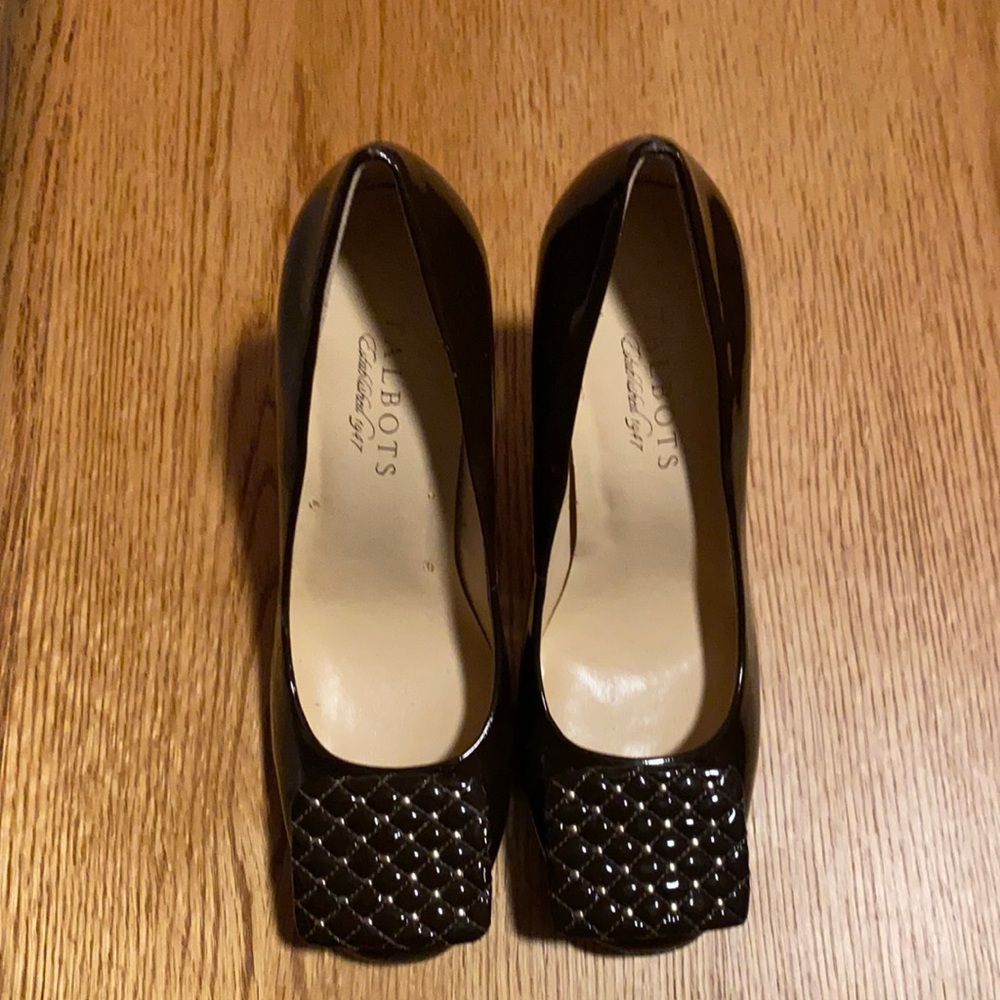 Talbots brown patent with a gold and brown shoe topper. Block heels.